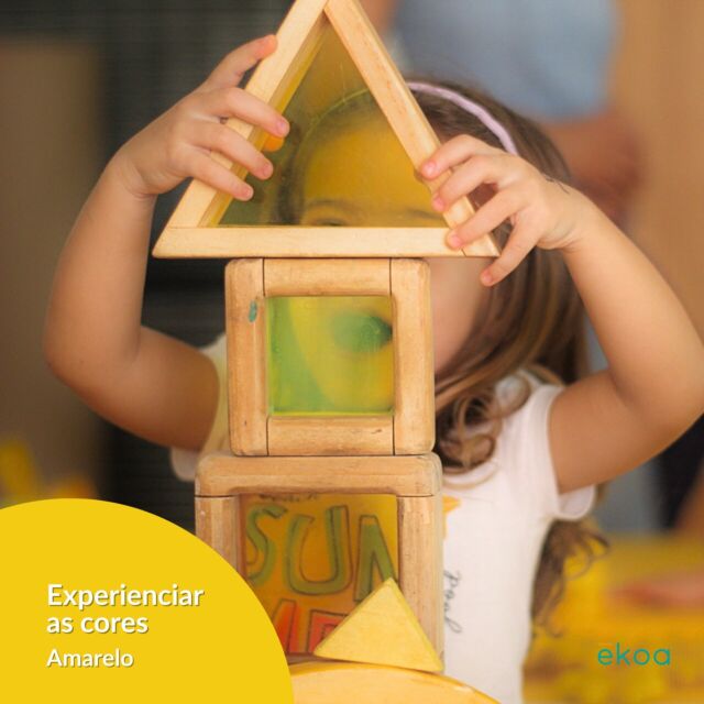 O amarelo desperta quais sensações em você?

As crianças da turma da Romã brincaram com as múltiplas possibilidades que as cores oferecem! Elas foram convidadas a explorar as cores e fazer diversos experimentos com tintas, lãs, luz e outros materiais. As educadoras e os educadores organizaram instalações dedicadas à investigação de cada uma das cores primárias e suas tonalidades. Através da composição estética das cores e materialidades no espaço, as crianças puderam experienciar a diversidade de sensações que elas provocam: luminosidades, transparências, opacidades e texturas.